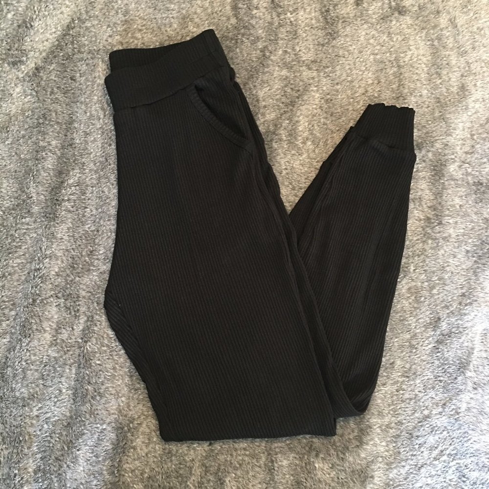 ✿ Amour Vert Skylar Paris Rib Joggers in Black